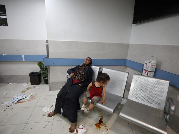 Eine Mutter mit ihrem Kind, die aus dem Al-Ahli-Krankenhaus in das Shifa-Krankenhaus in der Nähe flüchten konnte. 