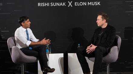 Rishi Sunak (l), Premierminister von Großbritannien, nimmt an einem Gespräch mit Elon Musk, CEO von Tesla und SpaceX, während des KI-Sicherheitsgipfels teil.