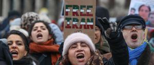 Menschen demonstrieren gegen das gewaltsame Vorgehen des Mullah-Regimes gegen Demonstrierende im Iran.