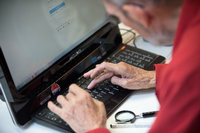 Für mehr digitale Angebote für Senioren setzt sich ein parteiübergreifender Antrag ein.  Foto: picture alliance / Tim Brakemeie