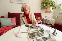 Irmgard Schulz, heute 93, erinnert sich an viele Einzelheiten aus der Zeit während des Krieges und danach: an Päckchen für Frontsoldaten, Fliegeralarme und verbotene Fragen.   Foto: Ottmar Winter