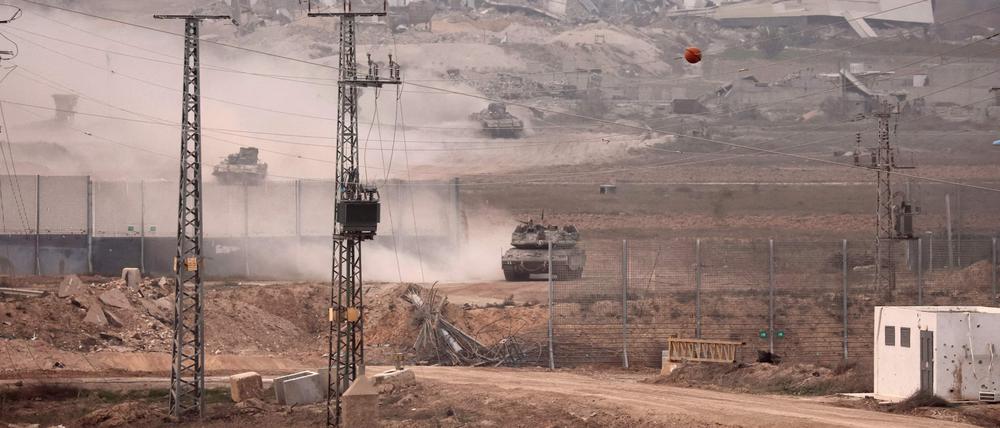 Ein Bild aus dem Süden Israels nahe der Grenze zum Gazastreifen zeigt israelische Panzerfahrzeuge, die aus dem palästinensischen Gebiet zurückkehren. 