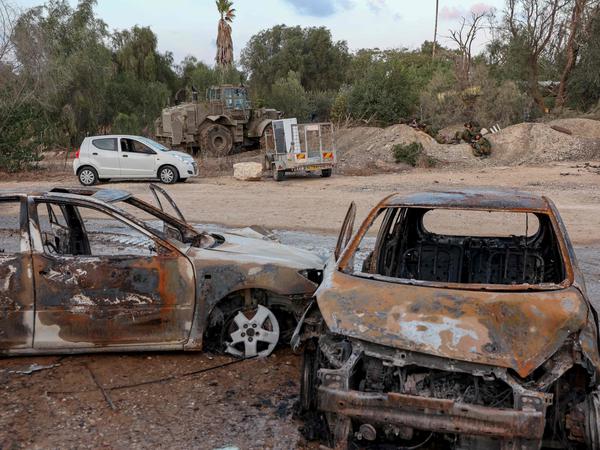 Ausgebrannte Autos stehen im Kibbuz Kfar Aza nahe der Grenze zu Gaza. 
