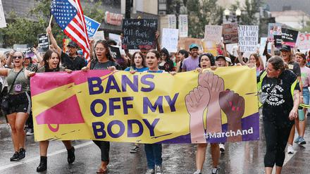 Frauen demonstrieren für Abtreibungsrechte in der Innenstadt von Orlando, Florida.
