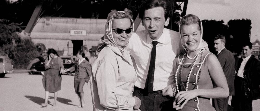 Joe Hembus mit Romy Schneider und einer Produktionsassistentin (re.) anlässlich einer Pressekonferenz zum Film „Christine“ 1958 in Paris.