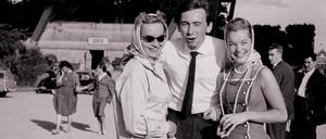 Joe Hembus mit Romy Schneider und einer Produktionsassistentin (re.) anlässlich einer Pressekonferenz zum Film „Christine“ 1958 in Paris.