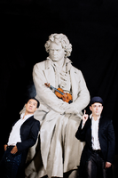 Beethoven's Nightmare" heißt das Silvesterkonzert am Nikolaisaal, versprochen wird Musik-Comedy vom Feinsten. Foto: Julia Wesely / Igudesmanandjoo