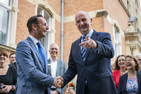 Köhler und Ministerpräsident Dietmar Woidke (SPD) im Rahmen der Kabinettssitzung in Bad Belzig Ende Juni.  Foto: dpa