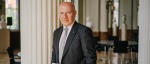 Kai Wegner ist seit dem 27. April 2023 Regierender Bürgermeister von Berlin. Seit November 2021 ist Wegner Mitglied des Abgeordnetenhauses von Berlin und war dort von 2021 bis 2023 Fraktionsvorsitzender der CDU Berlin und als solcher Oppositionsführer.