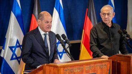 Bundeskanzler Olaf Scholz (SPD) nimmt neben Benjamin Netanjahu, Ministerpräsident von Israel, an einer Pressebegegnung nach dem Gespräch teil. 
