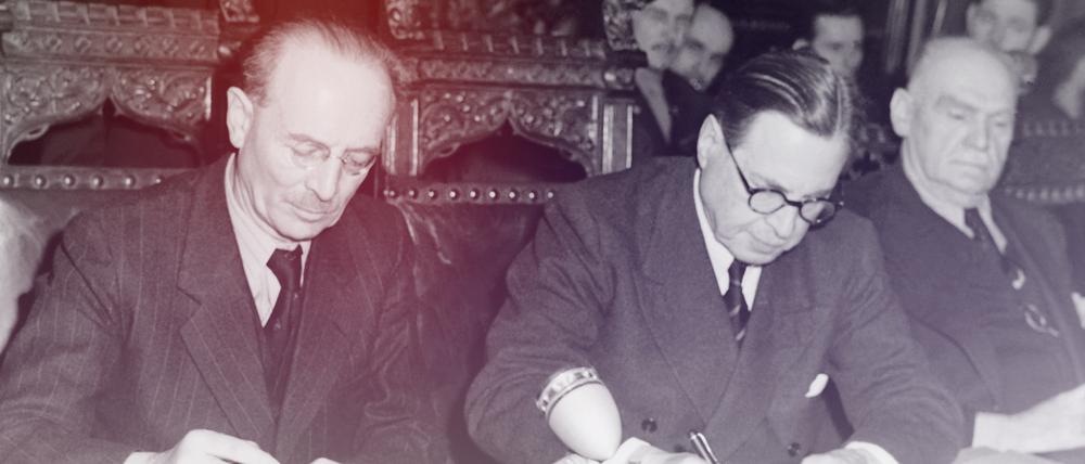 Bayerns Ministerpräsident Wilhelm Hoegner (l.) unterzeichnet 1946 mit seinem hessischen Kollegen Karl Geiler in München ein in der amerikanischen Zone geltendes Gesetz zur Befreiung vom Nationalsozialismus und Militarismus. 