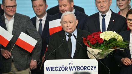 Der Vorsitzende der größten Oppositionspartei Recht und Gerechtigkeit (PiS), Jaroslaw Kaczynski (M), reagiert nach der Bekanntgabe der vorläufigen Ergebnisse der Kommunalwahlen in der PiS-Zentrale in Warschau.