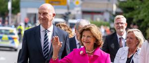 Königin Silvia von Schweden und Dietmar Woidke (SPD), Ministerpräsident von Brandenburg, kommen zur feierlichen Eröffnung des Wohnquartiers für an Demenz erkrankte Menschen. 
