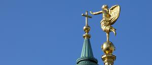 Kreuz auf der Kuppel der Nikolaikirche und Fortuna-Figur auf dem Portal des Landtags Brandenburg in Potsdam