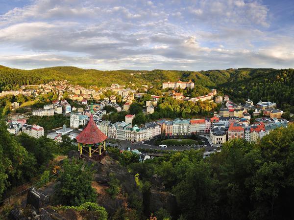 Blick auf den Talkessel mit der Altstadt von Karlovy Vary.