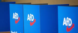 Wahlkabinen mit dem AfD-Logo stehen bei einem Landesparteitag der AfD Brandenburg.