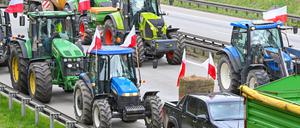 Landwirte aus Polen sind auf der Autostrada A2 (Europastraße 30) mit ihren Fahrzeugen in Richtung deutsch-polnische Grenze unterwegs. 