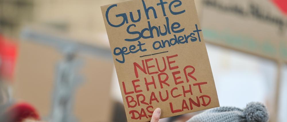 Bei einer Demonstration wird ein Schild mit der Aufschrift "Guhte Schule geet anderst. Neue Lehrer braucht das Land" hochgehalten. Die Gewerkschaft GEW und der Bayerische Lehrer- und Lehrerinnenverband (BLLV) hielten eine Kundgebung gegen das Maßnahmenpaket zur Bekämpfung des Lehrermangels des Bayerischen Kultusministeriums ab.
