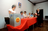 Bei den letzten DDR-Kommunalwahlen am 07. Mai 1989 gibt eine Frau in einem Wahllokal in Ost-Berlin ihre Stimme ab. Am Abend stellt sich heraus: Das Wahlergebnis war gefälscht. Foto: Roland Holschneider/dpa (Archiv)