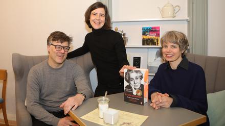 Literatur im Café „Riciotti“ in Potsdam. Im Café Riciotti werden unter dem Titel „Books & Cookies“ Lesungen angeboten. Initiatoren sind: Lutz Fiedler, Tanja Hofmann und Ulrike Schneider (v.l.)
