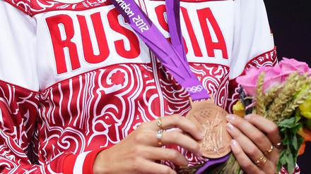 Die russische Athletin Svetlana Shkolina mit ihrer Bronzemedaille bei den Olampischen Spielen von London 2012.