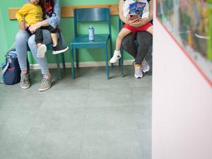 Eltern warten mit ihren Kindern im Wartezimmer der Kinderarztpraxis von Jakob Maske in Berlin-SchÃ¶neberg am 08.06.2022.