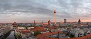 Morgenstimmung mit Sonnenaufgang im Zentrum von Berlin-Mitte.