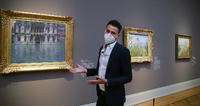 Museumskurator Daniel Zamani vor dem "Palazzo Contarini" von Monet.  Foto: Manfred Thomas