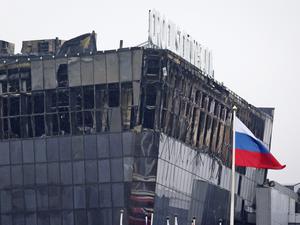 Blick auf die Crocus City Hall. Nach dem Terroranschlag im Nordwesten Moskaus auf eine Konzerthalle dauern die Ermittlungen an.