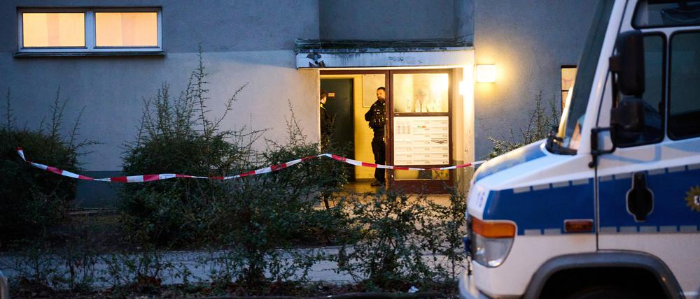 Am Morgen nach der Festnahme der früheren RAF-Terroristin Daniela Klette stehen Polizisten vor dem Haus, in dem sie gelebt haben soll. 