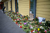 Blumen, Kerzen und Plakate vor dem Thusnelda-von-Saldern-Haus. Foto: dpa