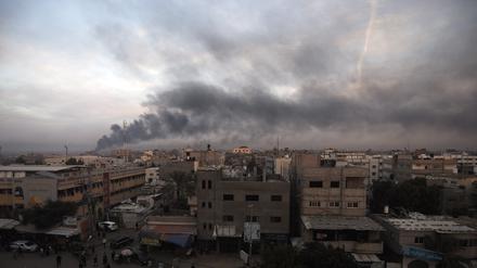 Rauch steigt nach israelischen Angriffen über Chan Junis auf. 