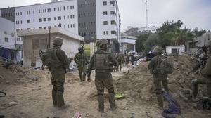 Israelische Soldaten stehen vor dem Schifa-Krankenhaus.