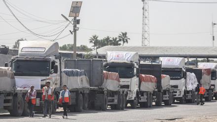 Lastwagen mit humanitärer Hilfe für den Gazastreifen fahren in Rafah aus Ägypten ein.