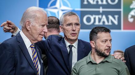 Joe Biden (l.-r.), Präsident der USA, und Jens Stoltenberg, Nato-Generalsekretär, begrüßen Wolodymyr Selenskyj, Präsident der Ukraine, beim Nato-Ukraine-Treffen während des Nato-Gipfels. (Archivfoto)