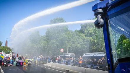 Die Polizei ist mit Wasserwerfern gegen Extinction Rebellion in Den Haag im Einsatz. 