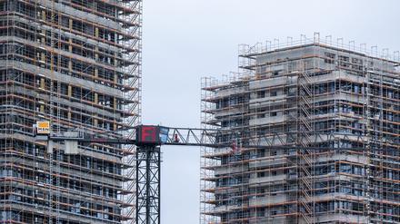 Baustelle in Berlin: Für Wohnungen in den sieben größten Metropolen mussten Käufer im Schnitt 6,4 Prozent weniger zahlen.