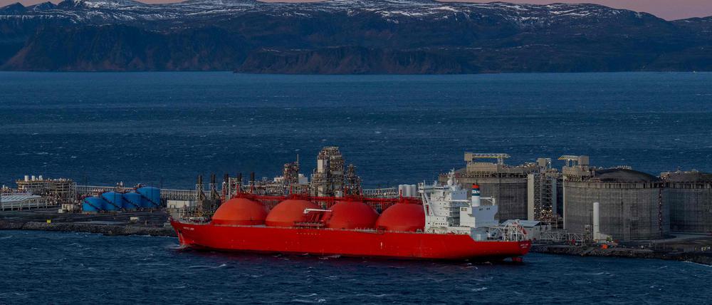 Ein LNG-Schiff liegt vor der Insel Melkoya, wo der norwegische Energieriese Equinor am 2. November eine Anlage zur Aufnahme und Verarbeitung von Erdgas aus dem Snøhvit-Feld in der Barentssee in Betrieb genommen hat.