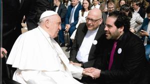 Papst Franziskus mit Nur Ben Shalom und Michael Raddatz vom Projekt „Lebensmelodien“ aus Berlin-Schöneberg.