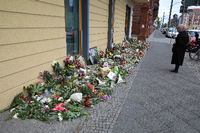 Gedenken an die Opfer des Gewaltverbrechens im Thusnelda-von-Saldern-Haus. Foto: Andreas Klaer