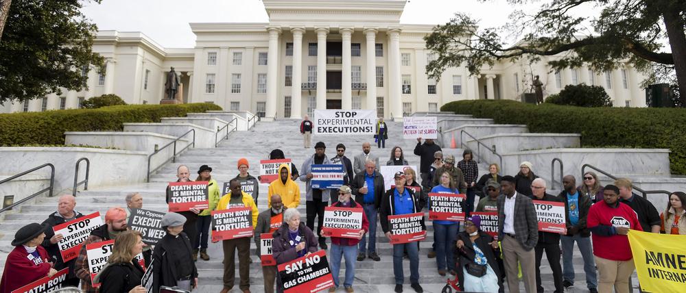 Fast hundert Demonstranten versammelten sich vor dem State Capitol, um Gouverneur Ivey aufzufordern, die Hinrichtung zu stoppen. Vergeblich.