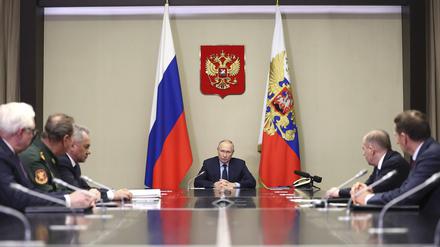 Russlands Präsident Putin mit Regierungsmitgliedern.