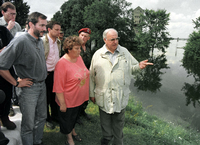 Der damalige Bundeskanzler Helmut Kohl (r) 1997 bei der Oderflut mit Platzeck, damals Umweltminister. Foto: Ralf Hirschberger/Zentralbild/dpa
