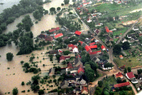 Blick aus dem Flugzeug auf die überschwemmte Ortschaft Ratzdorf. Foto: dpa