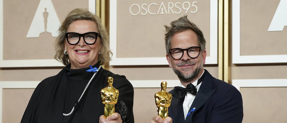 Ernestine Hipper und Christian M. Goldbeck, Gewinner des Preises für das beste Produktionsdesign für „Im Westen nichts Neues“ jubeln im Presseraum der Oscar-Verleihung im Dolby Theatre. 