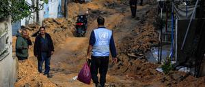An das Palästinenserhilfswerk der Vereinten Nationen im Westjordanland - hier ein Mitarbeiter in der Stadt Jenin - hat die Bundesregierung gerade wieder Geld überwiesen. Für den Gazastreifen gilt weiter ein Zahlungsstopp.