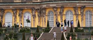 Touristen am Schloss Sanssouci in Potsdam.