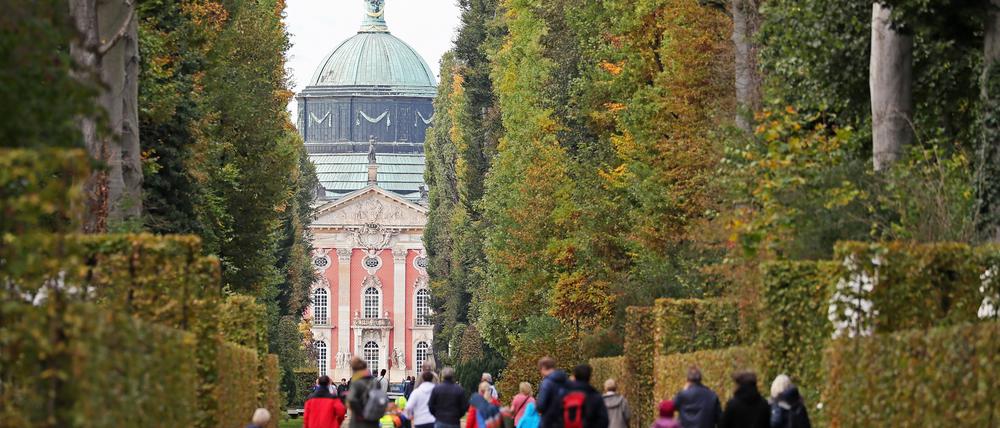Touristinnen und Touristen strömen wieder nach Potsdam, etwa in den Park Sanssouci. 