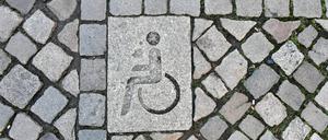 ARCHIV - 05.02.2020, Brandenburg, Potsdam: Die Kennzeichnung eines Behindertenparkplatzes ist in der Innenstadt in das Straßenpflaster integriert. Oftmals scheuen Menschen mit Behinderung den Weg zur Polizei, wenn sie angegriffen wurden. (zu dpa: «Gleichbleibende Zahl von Straftaten gegen Menschen mit Behinderung») Foto: Jens Kalaene/dpa-Zentralbild/dpa +++ dpa-Bildfunk +++