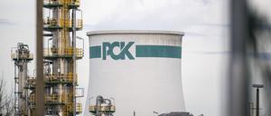 Anlagen zur Rohölverarbeitung stehen auf dem Gelände der PCK-Raffinerie GmbH. Nach dem Importstopp für russisches Öl erwartet die Bundesregierung rasch mehr Ersatz und eine höhere Auslastung der wichtigen PCK-Raffinerie in Brandenburg.